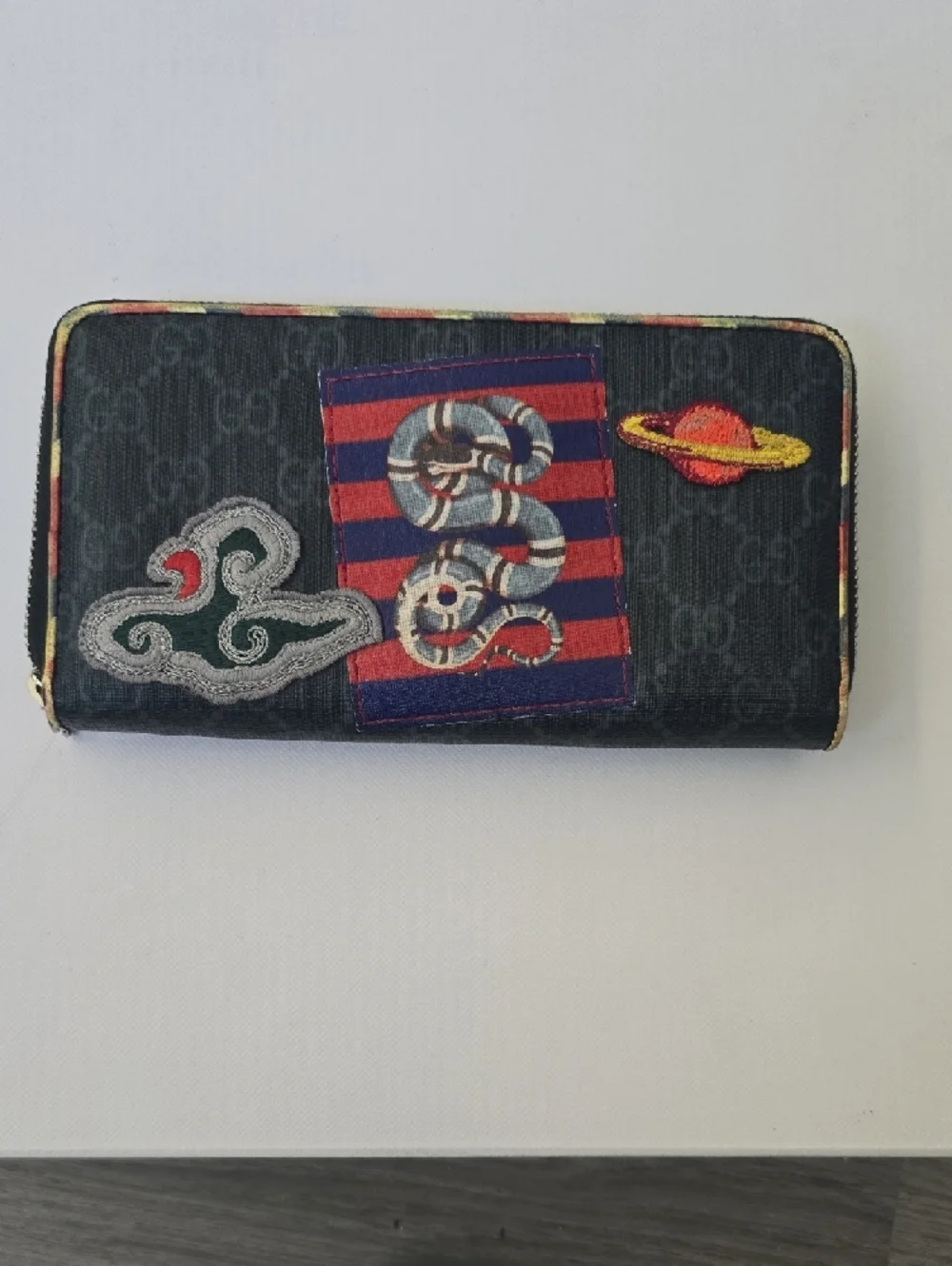 Gucci Black Logo Zip-Around Wallet with Rainbow UFO Patch - Picture 2 of 10